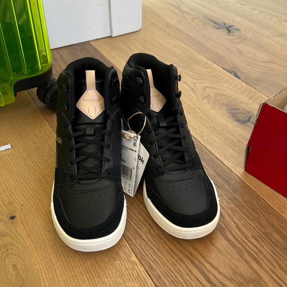 NWT Reebok Royals
